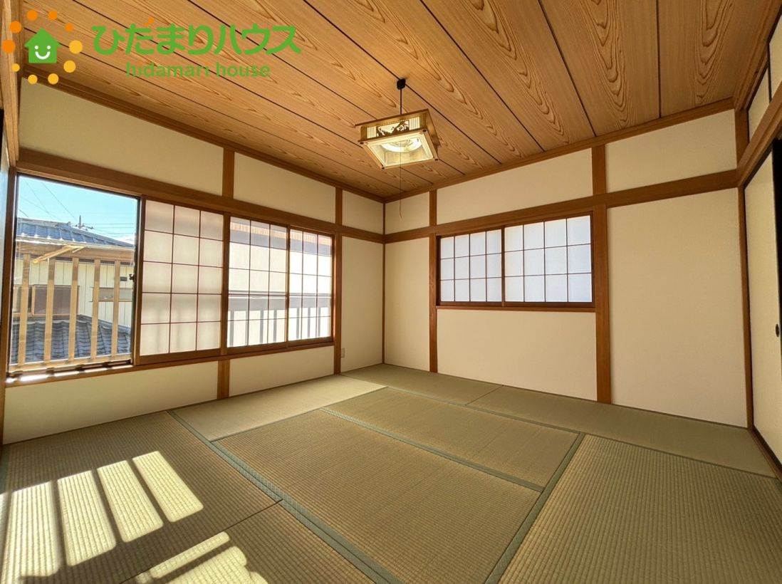 伝統的な真壁造りの柱や長押が美しい、本格的な意匠の和室空間です！細部まで丁寧に造り込まれており、和の趣を存分に味わいながら、来客時のおもてなしの客間としても自信を持って案内できる上質なお部屋です♪
