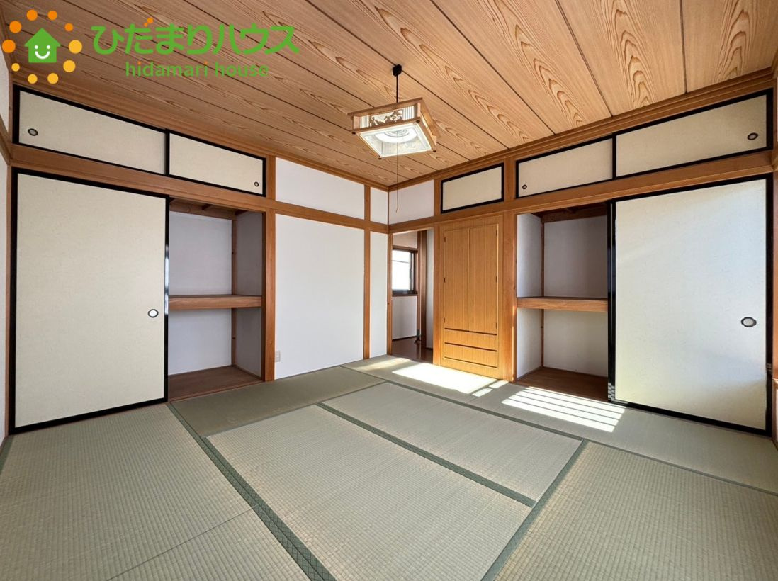 明るい光が均一に入り込む、使い勝手の良い綺麗な間取りの和室です！座卓を置いて趣味のスペースにしたり、小さなお子様のお昼寝やプレイルームにしたりと、多用途に使える心地よい空間に仕上がっています♪