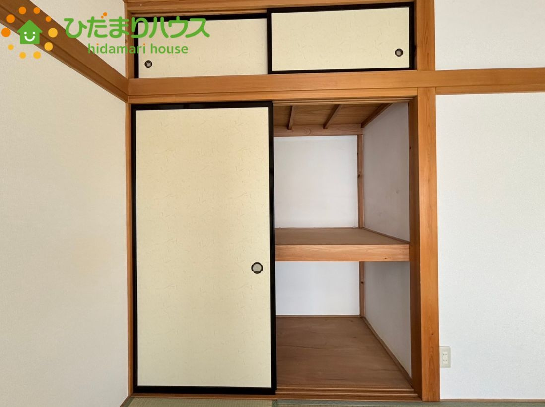 2階和室に確保された、大容量の押入れ収納です！仕切り棚や天袋付きのため、衣類から大きな寝具まで種類ごとに細かく分別して、中を見せずにすっきりと美しく保管することができる設計です♪