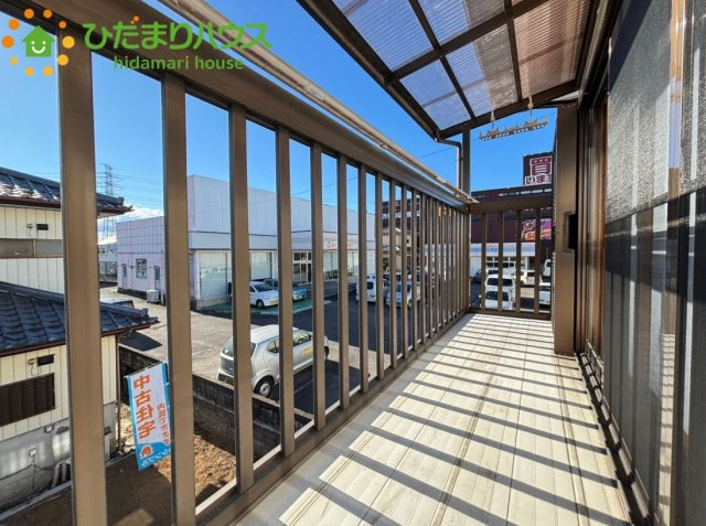一度にたくさんのお布団や洗濯物を干せるワイドなバルコニーです！屋根付きのため突然の雨でも慌てずにすみ、格子状の手すり壁から日差しと心地よい風をたっぷりと取り込むことができます♪
