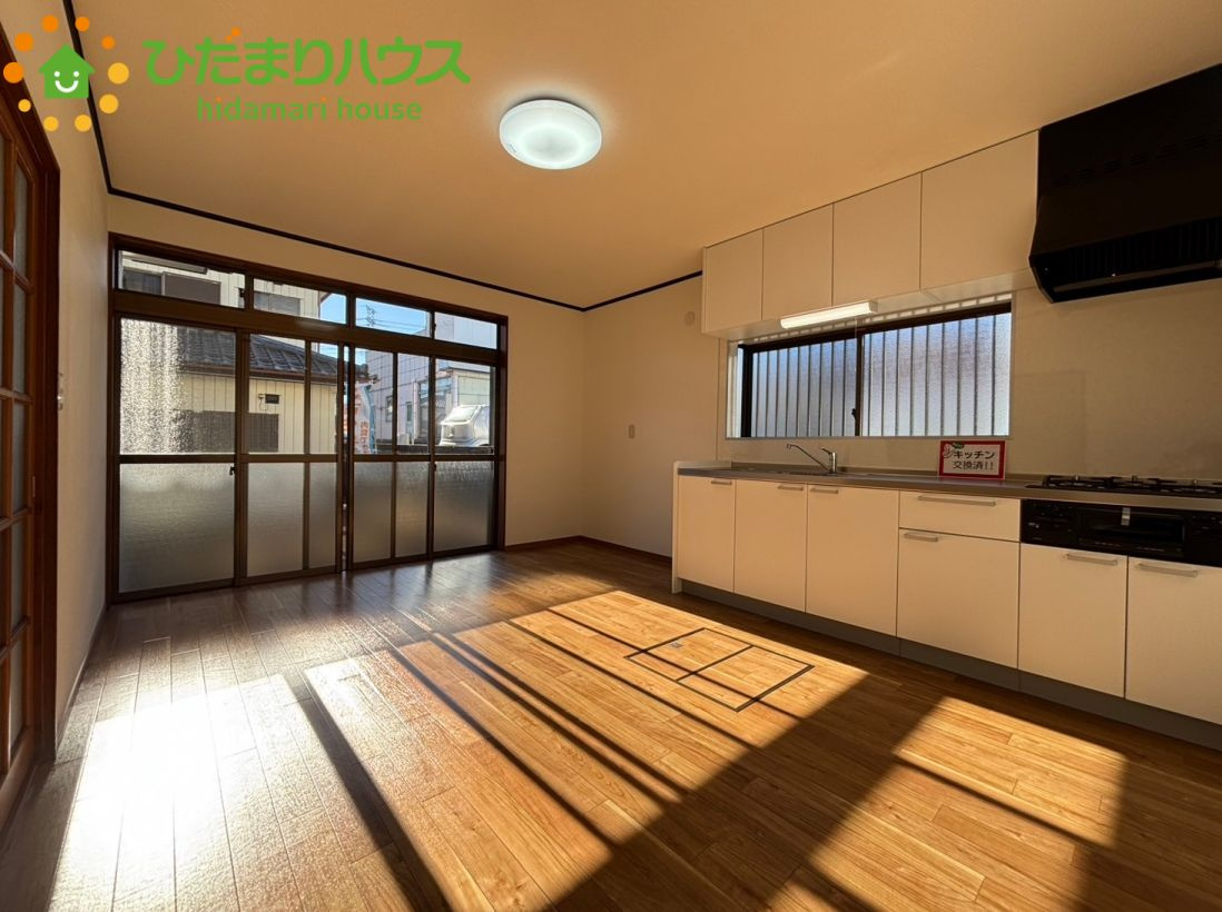 大きな窓から温かい自然光がたっぷりと差し込む、開放的なリビングダイニングです！フローリング仕様でお掃除がしやすく、お好みのソファや大きめのダイニングテーブルを配置して、家族団らんの時間を過ごせます♪