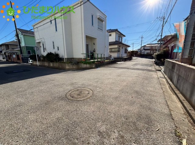 車の通り抜けが少なく、見通しが良い平坦な前面道路に面しています！小さなお子様と手をつないで歩く際も安心感があり、周辺は閑静な住宅街のため、騒音を気にせず毎日を穏やかにのんびりと過ごせる環境です♪