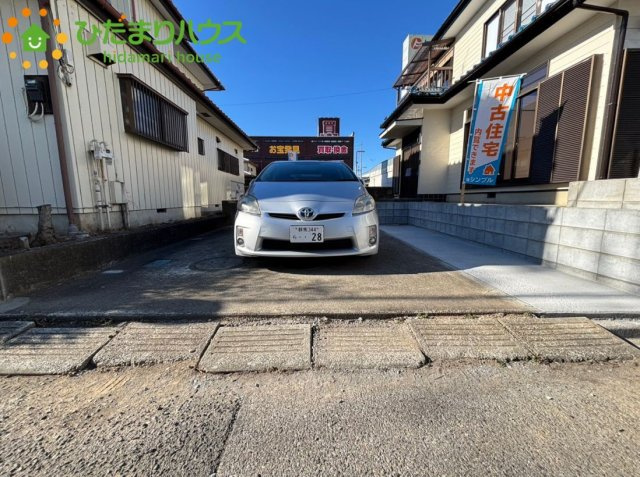 お家の目の前にゆとりを持って停められる、広々とした駐車スペースです！平坦で間口が広いため、ミニバンなどの大型車でもスムーズに出し入れでき、日々の買い物や送り迎えの際も快適に利用できます♪