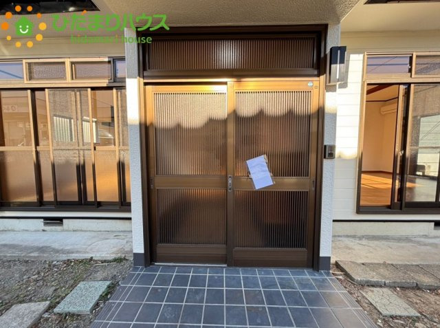 落ち着いた色合いのモダンな引き戸が出迎えてくれる、風情ある玄関アプローチです！段差が少なく横幅にゆとりがあるため、ベビーカーの出し入れや、小さなお子様、お年寄りの移動もスムーズで行いやすい設計です♪