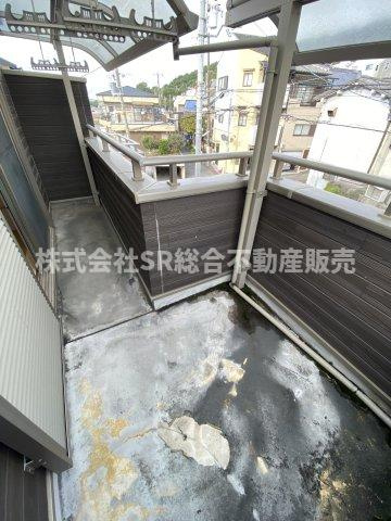 陽当たり良好のバルコニーです！洗濯物を干すなら屋根がある方がいいですね。