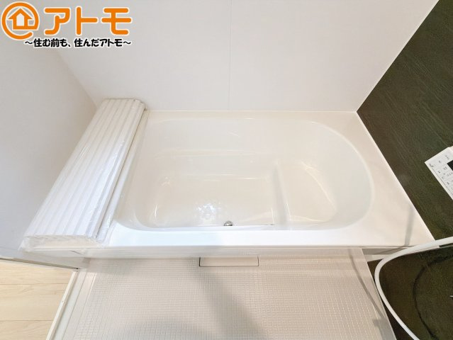 お子様やお年寄りが使いやすいだけでなく、半身浴にも便利なベンチタイプの湯舟です。お湯の節約にも！