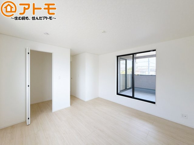 バルコニーに面したお部屋なので、布団などの大きなものも楽々干せます♪
