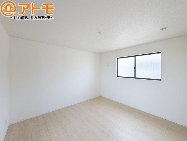 壁と床がシンプルな色合いだからこそ自分だけの空間を作れます♪お部屋作りのイメージは順調でしょうか♪