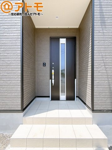 落ち着いた色合いの玄関はダブルロックで防犯性に優れた仕様になっています♪