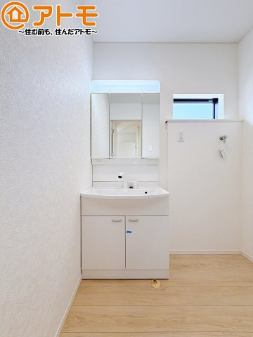 三面鏡の中は収納になっているため、スッキリとした洗面台を保つことができます♪
