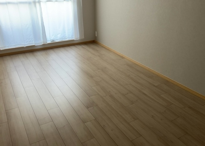 洋室のメリットは重い家具が置きやすく、身の回りが整理しやすいことです。　床がフローリングのため畳とは異なり凹みにくいです。　クローゼットなど収納が豊富で、普段使わない旅行カバンや服の整頓も簡単にです。