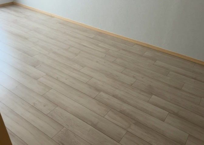寝室でゆっくりと過ごすためにはベッド周りの適度な空間を担保することや窓の位置、照明の明るさ、寝室の広さなどを考える必要があります。自身や家族の構成とライフスタイルに併せて寝室にする部屋を選びましょう！