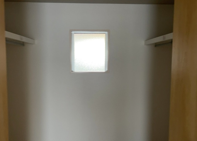 デザイン性を重視しすぎて収納が少なかった！なんてことにならないため、事前に現地で収納の数を確認しておくことをお勧めします。クローゼット以外にも床下収納や屋根裏収納、パントリーなどもチェックしましょう。
