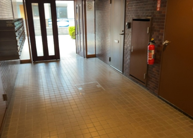 マンションのエントランスには、もともと風よけや防犯の役割がありますが、マンションによって宅配ボックスなどの設備が備わっている所もあります。日々の生活をイメージしながら生活しやすさをチェックしましょう。