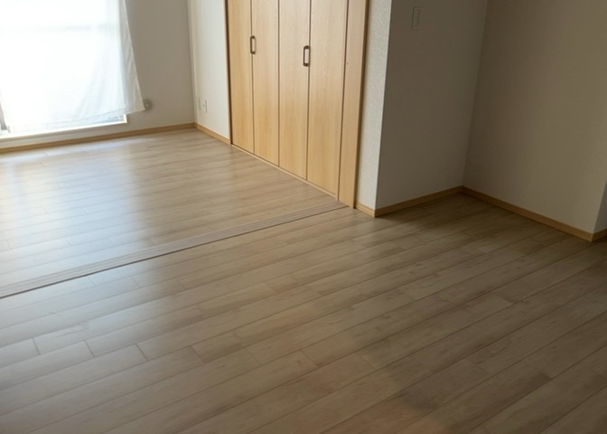 ダイニングは、食事や家族の団らんスペースとしてだけではなく、ほかの用途としても使用することができます。ダイニングテーブルを置き、食事のためのスペースを作ることでリビングとの差別化を図ることができます。