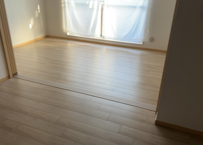 直線タイプはLとDKを一直線に並べた形で対面キッチンのタイプです。一般的なのでよく見かけるかもしれません。直線タイプに似た直接アイランドタイプは、キッチンとダイニングの間に壁がない分広く感じられます。