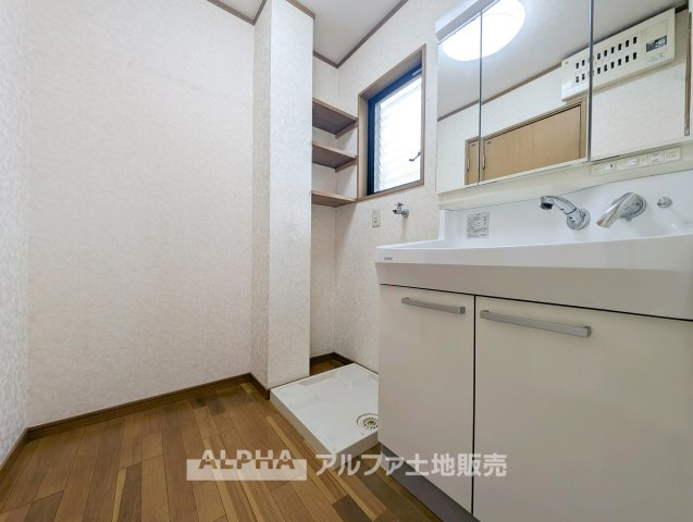 リフォーム前の写真です。　【Wash　Basin】　◆朝の身支度を快適に◆洗面化粧台を新品交換予定。洗顔や歯磨き、身だしなみを整える毎日の生活動線を支える、清潔感のある洗面スペースです。　