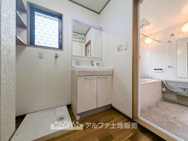 リフォーム前の写真です。　【Powder　Room】　◆使いやすい洗面空間◆新しい洗面化粧台へ交換予定。洗面用品をまとめやすく、家族みんなが毎日利用する便利なスペースです。　