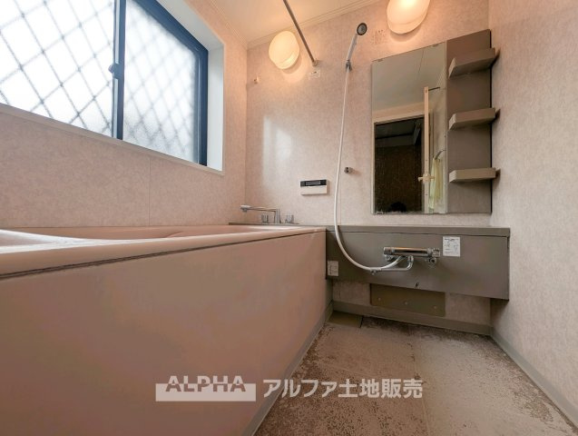 リフォーム前の写真です。　【Bathroom】　◆一日の疲れを癒す◆ユニットバスを新品交換予定。湯船につかって身体を休めたり、気分をリフレッシュしたりと、毎日のバスタイムを心地よく楽しめます。