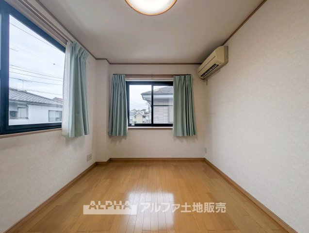 リフォーム前の写真です。　【Private　Room】　◆多彩に使える洋室◆寝室や子ども部屋、仕事や趣味のスペースなど、家族構成や生活スタイルに合わせて活用可能。各居室に収納を備えています。　