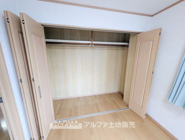 リフォーム前の写真です。　【Storage】　◆各居室に収納を確保◆衣類や日用品などをそれぞれの部屋で整理しやすく、生活空間をすっきり保てます。家族の荷物を分けて収納できる使い勝手の良い設計です。　