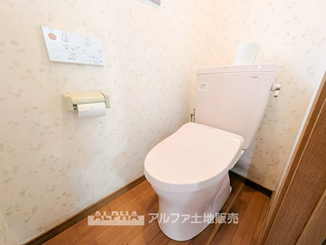 リフォーム前の写真です。　【Toilet】　◆1・2階にトイレを配置◆シャワー付きトイレを新品交換予定。各階に設置されているため、朝の忙しい時間帯や夜間にも使いやすい住まいです。