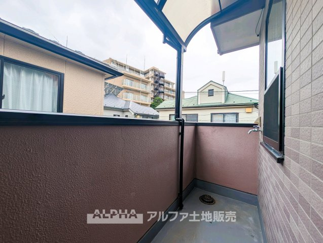 リフォーム前の写真です。　【Balcony】　◆暮らしに便利なバルコニー◆洗濯物や布団を干すスペースとして日々活躍。2階の洋室から出入りでき、毎日の洗濯動線にも配慮されたバルコニーです。