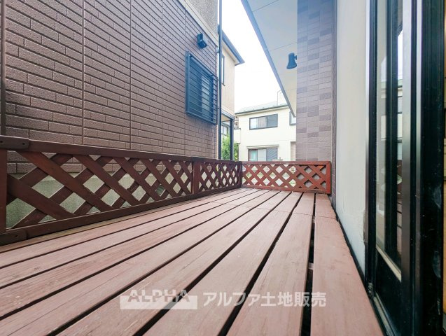 リフォーム前の写真です。　【Wood　Deck】　◆暮らしを広げるウッドデッキ◆外の空気を感じながらくつろいだり、椅子を置いて気分転換を楽しんだりと、住まいにもう一つの居場所をつくります。