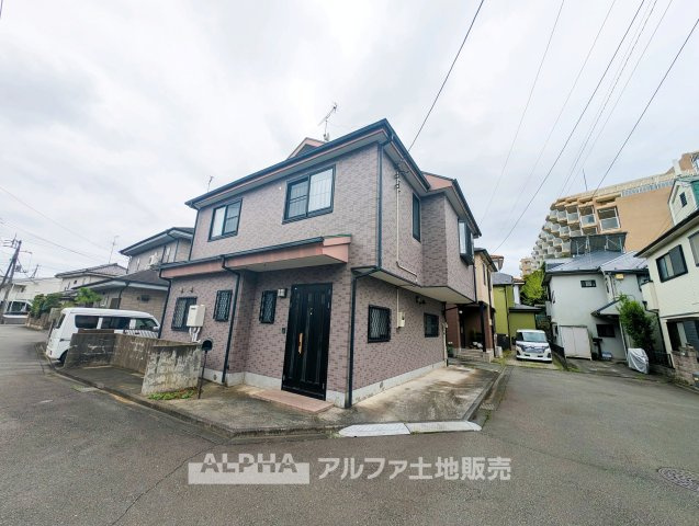 リフォーム前の写真です。　【Exterior】　◆角地ならではの開放感◆北側・西側ともに約6.0m道路に面した住まい。二方向が道路に接した、開放感を感じられる立地です。　