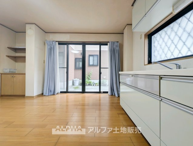 リフォーム前の写真です　【Family　Living】　◆団らんを楽しむ◆家族が自然と集まるLDKは約16.75帖。ソファやダイニングテーブルを配置して、食事からくつろぎの時間まで幅広く活用できます。