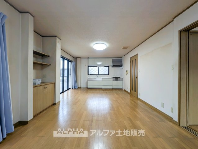 リフォーム前の写真です。　【Living　Space】　◆暮らしの中心に◆キッチンとつながるLDKは、料理中も家族との会話を楽しみやすい空間。毎日の食事や団らんなど、家族の時間を育みます。