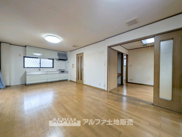 リフォーム前の写真です。　【Comfort　Living】　◆家具配置も楽しめる◆約16.75帖のLDKは、ダイニングセットやソファなどを配置しやすい広さ。