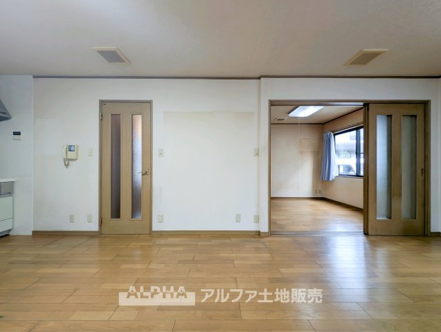 リフォーム前の写真です　【Bright　Living】　◆家族が集うLDK◆約16.75帖の広さを確保したリビング。ダイニングとくつろぎのスペースを分けやすく、家族それぞれが心地よく過ごせる空間です。
