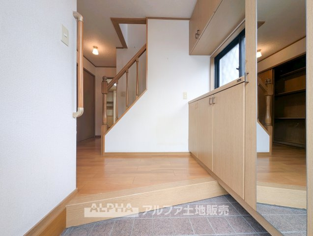 リフォーム前の写真です。　【Entrance】　◆住まいの第一印象◆玄関には収納スペースを備え、靴や外出用品をすっきり整理。毎日の出入りを気持ちよく迎えてくれる、使い勝手にも配慮された空間です。　