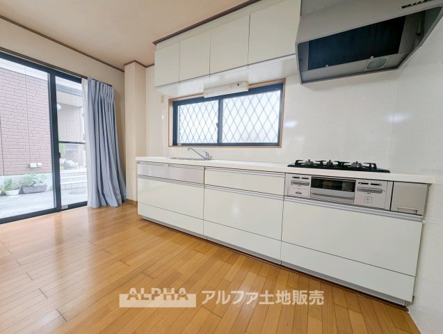 リフォーム前の写真です。　【System　Kitchen】　◆新しいキッチンで快適に◆システムキッチンを新品交換予定。毎日使う場所だからこそ、調理のしやすさと収納力を備えたキッチンです。　