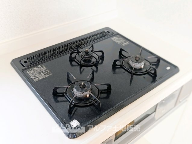 リフォーム前の写真です。　【Gas　Stove】　◆毎日の料理を快適に◆複数の料理を同時に進めやすいガスコンロ。炒め物から煮込み料理まで幅広いメニューに対応し、毎日の食事づくりを支えます。　