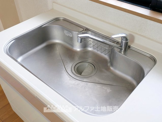 リフォーム前の写真です。　【System　Kitchen】　◆毎日の料理を快適に◆新しく交換予定のシステムキッチン。調理スペースと収納を確保し、毎日の食事づくりから後片付けまで使いやすいキッチンです。