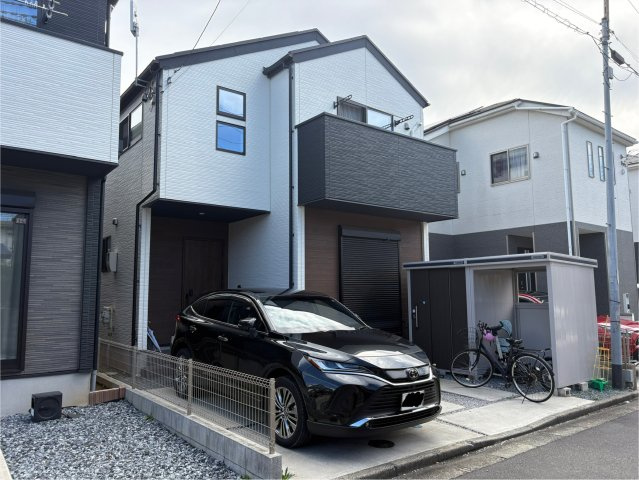 敷地内にゆとりのある駐車スペース（大型SUV可）を完備。　さらに屋根付き物置・自転車スペースもあり、アウトドア用品や工具などの収納にも便利です。