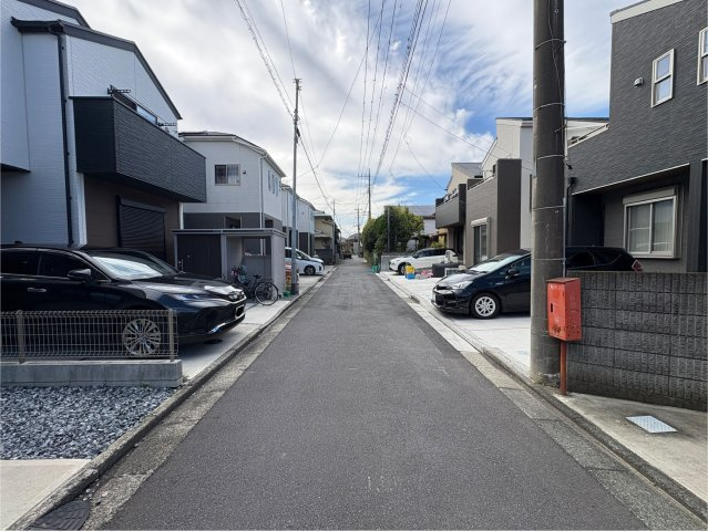 前面道路は約6mのゆとりある公道。　車のすれ違いもスムーズで、駐車・出庫も安心。　住宅街らしい落ち着いた雰囲気で、小さなお子様のいるご家庭にもおすすめです。