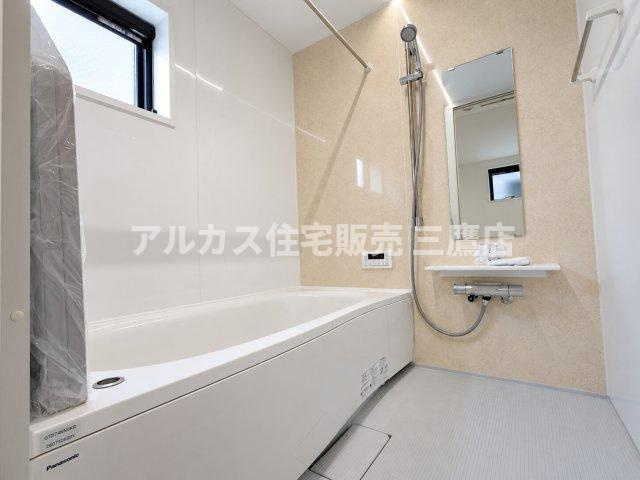 やさしいナチュラルカラーのアクセントパネルが心地よいユニットバス。広々とした浴槽や浴室乾燥機を備え、1日の疲労をゆったり癒やせる清潔感あふれるバスルームです。