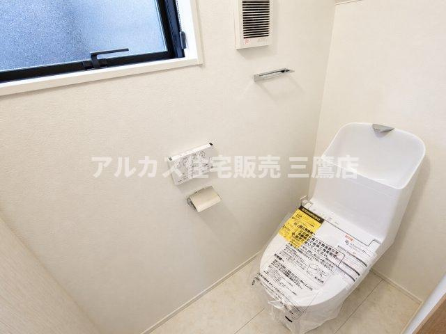 手洗い付きの温水洗浄便座を採用した清潔感あふれるトイレ空間。小窓からの採光と換気も良好で、爽やかで快適なプライベート空間に仕上がっています。