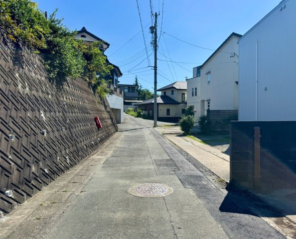 別角度からの物件前道路を撮影しました。