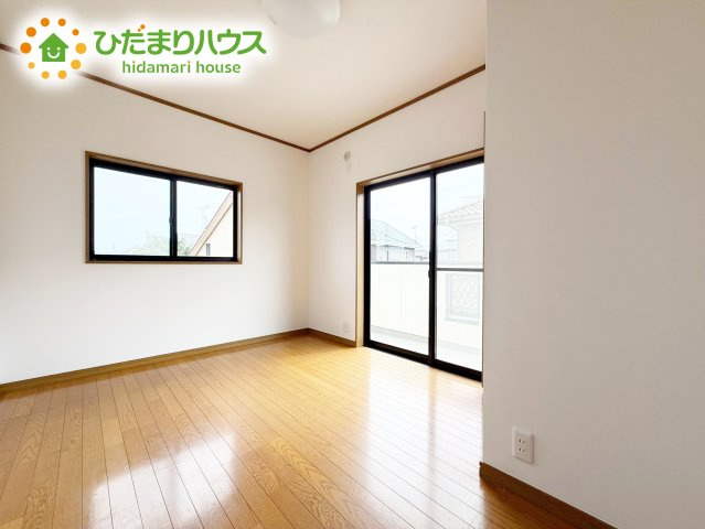 バルコニーに面している居室なので、自然と光が差し込みます。