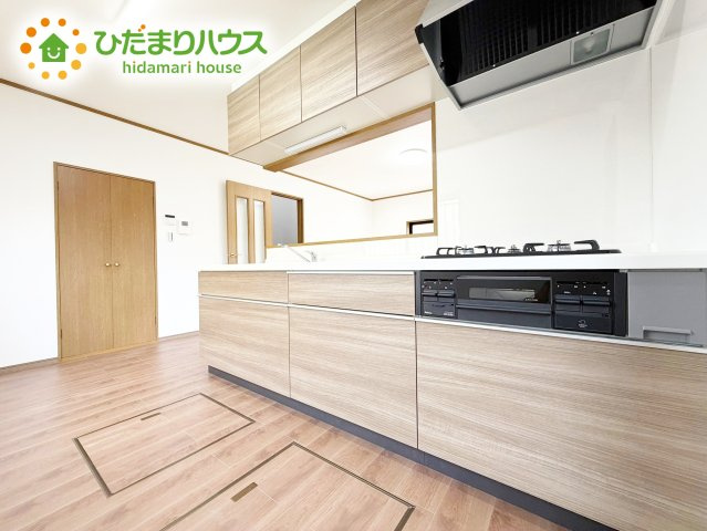 温もりある木目調の対面キッチン！