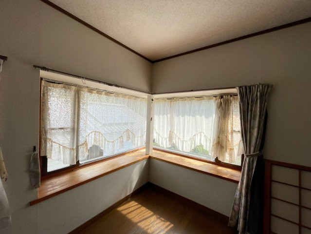 子供部屋や寝室にも利用可能な洋室です。出窓に観葉植物やお気に入りの物を飾ったりしておしゃれなプライベート空間を作ることが可能ですよ。窓が複数あり、採光や換気の面でも便利ですね。