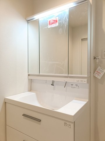 【洗面化粧台】　三面鏡の裏側にも収納豊富な独立洗面化粧台。