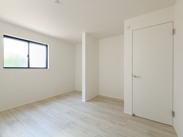 【1階納戸　約7.5帖】　納戸とは建築基準法で「居室」の採光・通風の基準を満たしていないお部屋のこと。通常のお部屋としてもお使いいただけます。