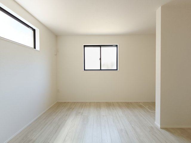 【1階納戸　約7.5帖】　寝室としても使いやすい広さです。