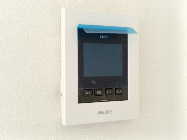 【モニター付きインターホン】　来訪者を確認できるＴＶモニター付インターホンでセキュリティ面にも配慮。あると安心感があります。