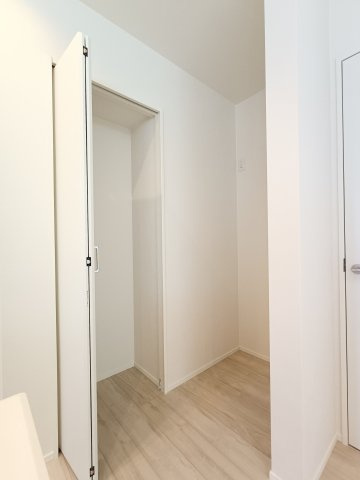 【キッチン収納】　キッチン周りに嬉しい収納付き。　災害に備えた備蓄もしっかりできる、余裕のある収納スペースが確保されています。